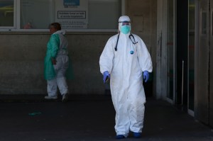 Muertes por coronavirus en España se reducen por segundo día consecutivo y se sitúan en 809