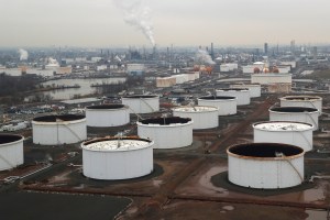 Barril de petróleo cae a 25 dólares por exceso de suministro y aumento de inventarios en EEUU