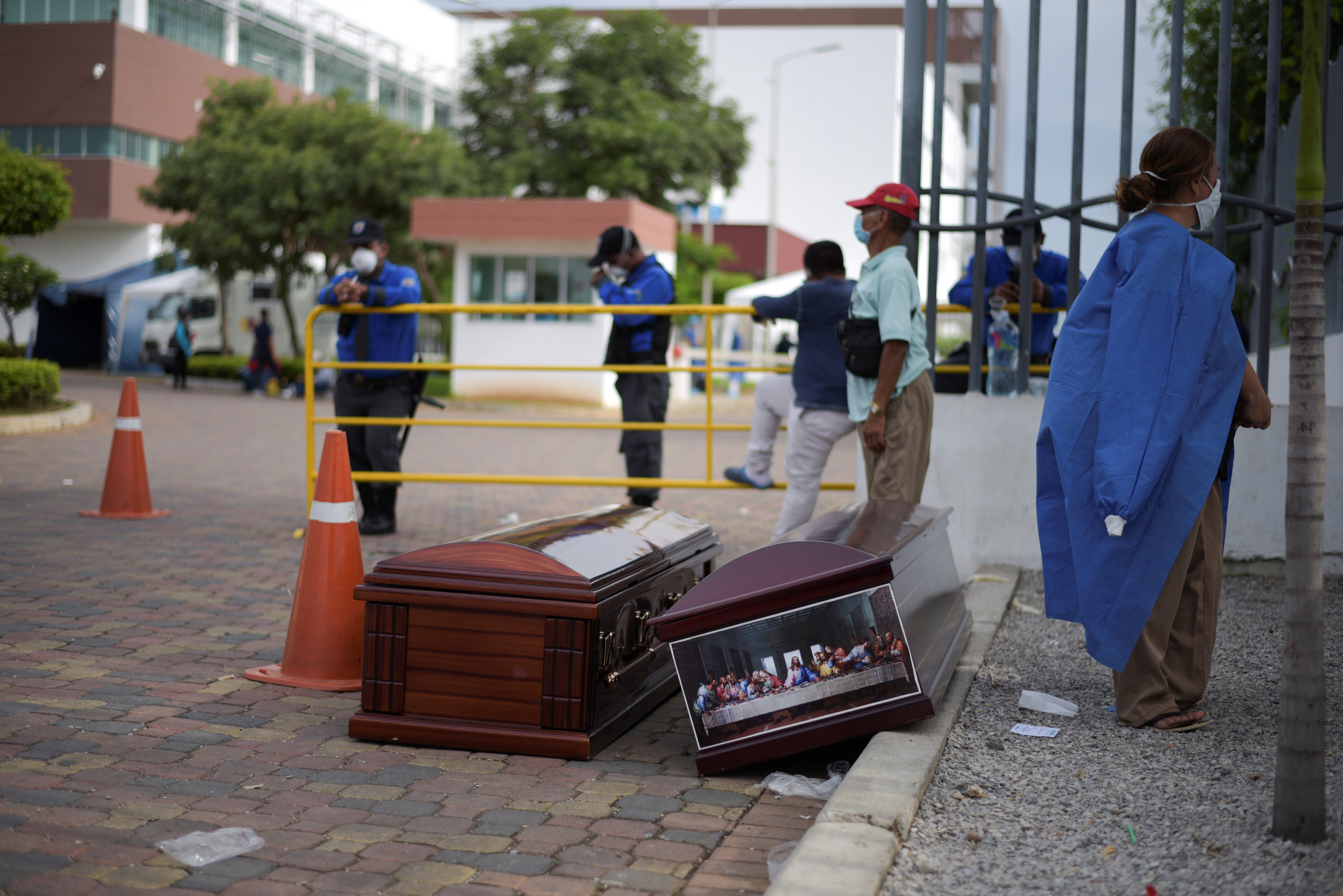 Impactantes imágenes del retiro de los cuerpos para la sepulturas en Ecuador por coronavirus