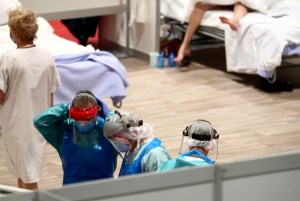 España reporta 435 muertos por coronavirus en 24 horas, segundo día de ligera subida