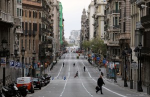 Autoridades piden a habitantes de Barcelona que se queden en casa debido a rebrotes del virus