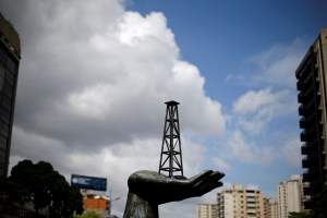 Guerra de precios del petróleo agrava crisis financiera del régimen de Maduro