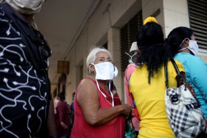 El dilema del coronavirus en Cuba: Quédate en casa o haz la cola del pollo