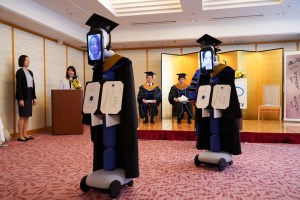 Robots reemplazan a estudiantes en graduación en medio de epidemia del coronavirus