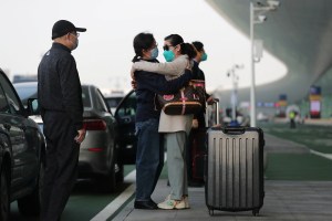 Médico español se convierte en héroe al salvar a una mujer con un infarto en un aeropuerto chino