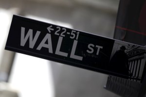 En Wall Street el Nasdaq cae cerca de 2%