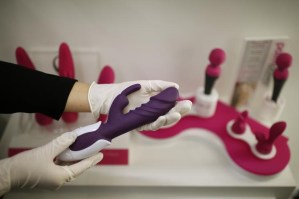 Cuarentena amorosa: Daneses se acompañan con juguetes sexuales