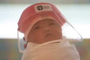 Hospitales de Tailandia protegen a los bebés recién nacidos con mini mascarillas (FOTOS + ¡Awww!)