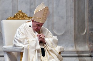 El papa Francisco recuerda a los muertos de la pandemia enterrados en fosas comunes