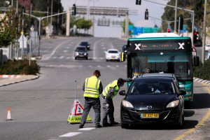 Policía israelí elevó nivel de alerta en búsqueda de palestinos fugados