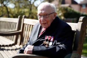 Británico de 99 años, “héroe” tras recolectar millones de libras para la salud pública