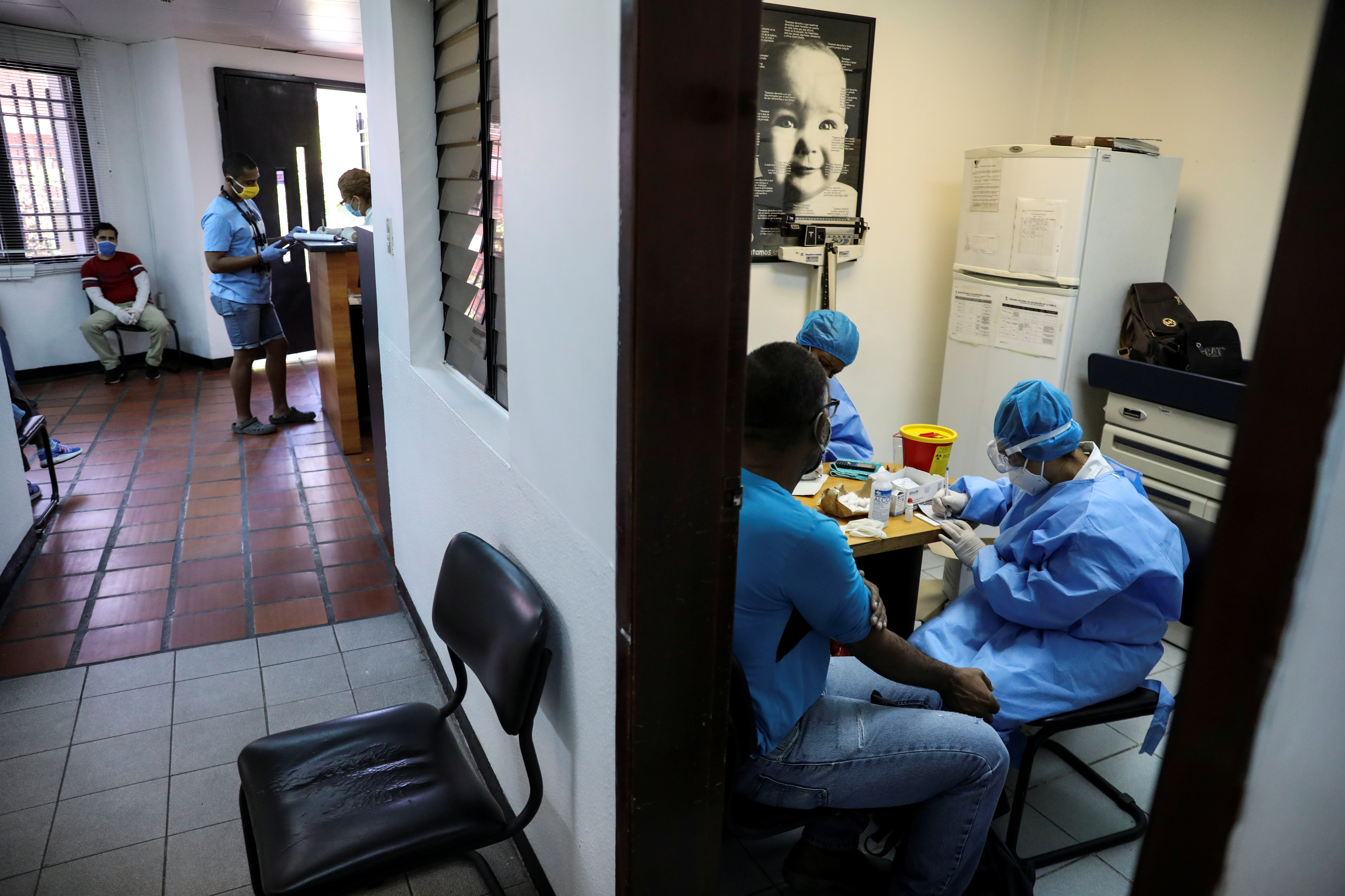 Con apenas 4 dólares, sin agua y reutilizando insumos contra el Covid-19: La dramática lucha de los médicos en la Venezuela de Maduro