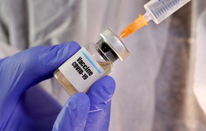 Científicos británicos harán un millón de vacunas potenciales contra Covid-19 antes de probarlas