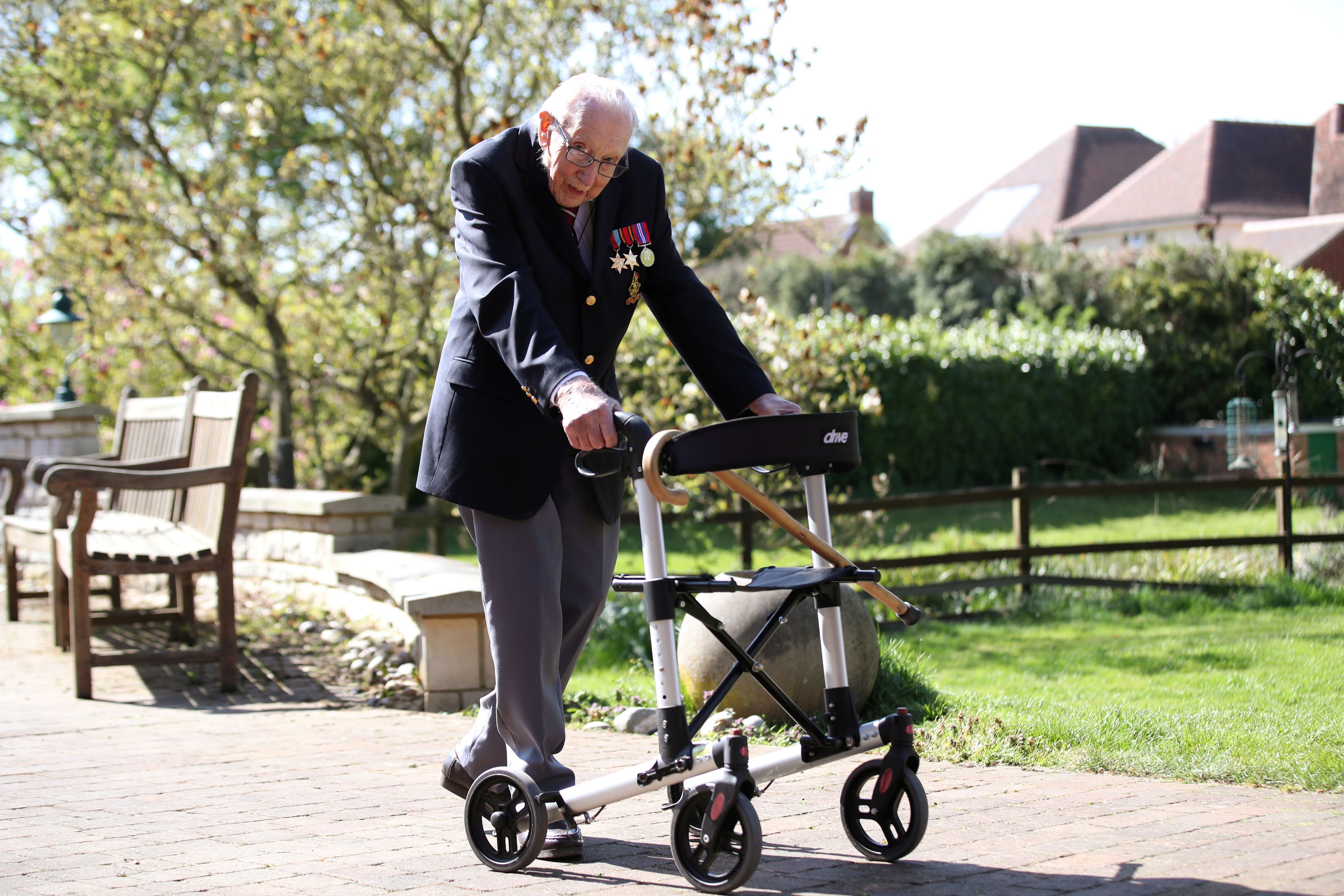 Británico de 99 años recauda 25 millones de libras para la sanidad caminando en su jardín