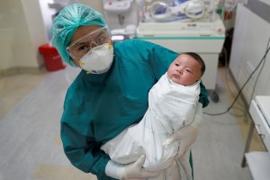 Ocho bebés y niños contagiados de Covid-19 en un centro de acogida en Japón