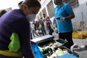 En Venezuela la necesidad de comer puede más que la pandemia