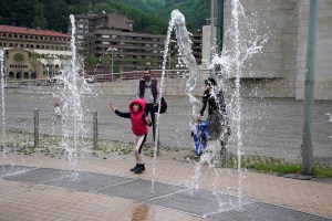 ¡Por fin aire fresco! Los niños españoles salen a la calle seis semanas después (Fotos)
