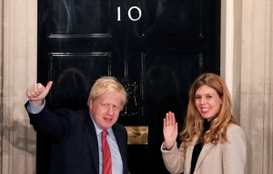 Boris Johnson y su novia Carrie Symonds anuncian el nacimiento de su hijo