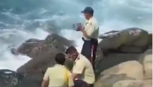 ¿Ni para el refresco? Captaron a tres funcionarios policiales pescando en Catia La Mar (Video)