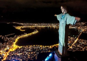 Cristo Redentor de Brasil se vistió de médico este Domingo de Resurrección (FOTOS)