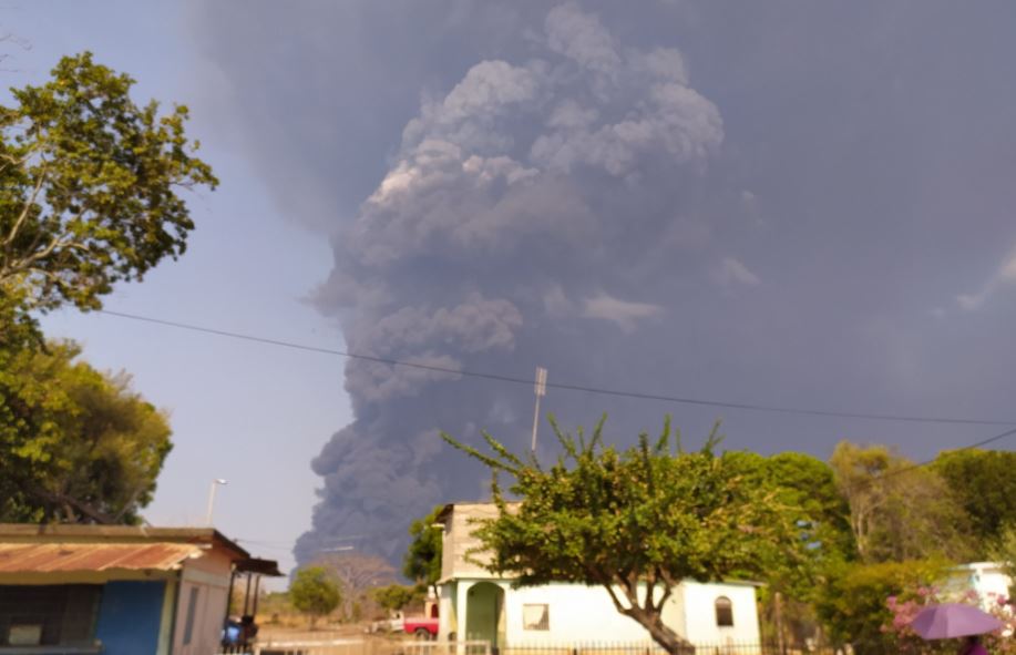 Las dificultades que enfrentan los bomberos para extinguir incendio en Bachaquero, estado Zulia #25Abr (Video)