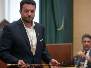 Dimite un alcalde español tras ser detenido por conducir ebrio durante la cuarentena
