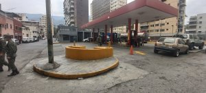 En Caracas, verifican pico y placa junto al salvoconducto para surtir gasolina (video)