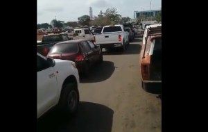 La KILOMÉTRICA cola de usuarios para echar gasolina en Bolívar este #9Abr (Video)
