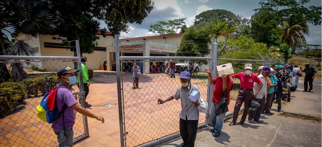 Ancianos calman el hambre en comedor popular de San Félix mientras se exponen al coronavirus