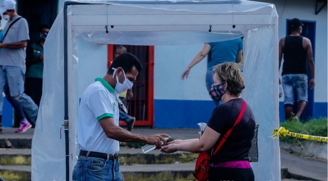 A pesar que no había llegado el agua para el pasillo de desinfección algunas personas solicitaron la limpieza de sus manos previa a la entrada del mercado | Fotos William Urdaneta