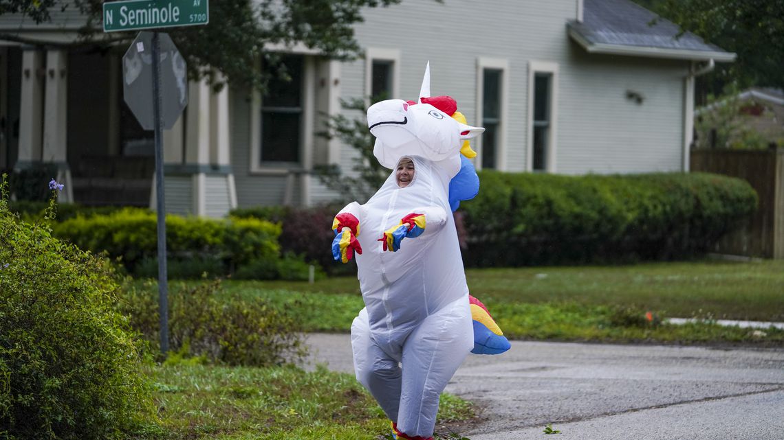 Se disfrazó de unicornio para alegrar a los vecinos en cuarentena