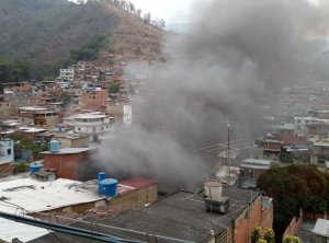 Fuerte incendio se registra en una vivienda en Los Mecedores (FOTOS)
