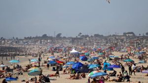 Aglomeraciones podrían obligar al cierre de una playa de California
