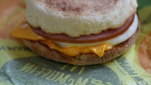 McDonalds ofrece desayunos gratis a personal de salud, policías y bomberos en California
