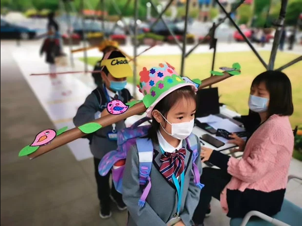 Sombrero anti-coronavirus: Escuela china ideó un gorro para marcar la distancia entre los niños (FOTOS)