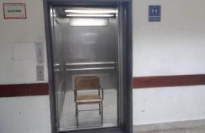 Ascensor del Hospital Clínico Universitario reinaugurado por el régimen ya se dañó #18Abr (Foto)