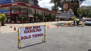 Revendedores ofrecen gasolina colombiana en una Venezuela sedienta de combustible