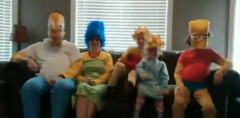 Una familia se hizo viral tras recrear el intro de Los Simpsons en cuarentena (video)