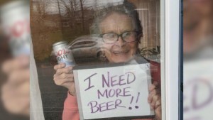 Una mujer de 93 años se volvió viral luego de su petición en plena cuarentena: Necesito más cervezas