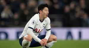Chelsea prohibió de por vida la entrada a aficionado que dijo insultos racistas contra figura asiática del Tottenham