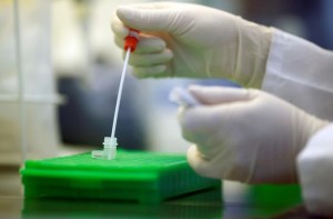 Cuál es la nueva droga que prueba con éxito uno de los máximos expertos del mundo en coronavirus