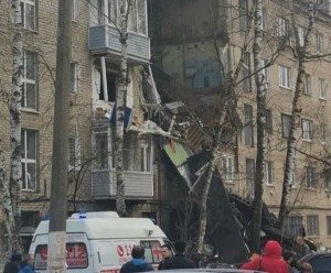 Una explosión derrumba parte de un edificio residencial en la región de Moscú (Fotos y Video)