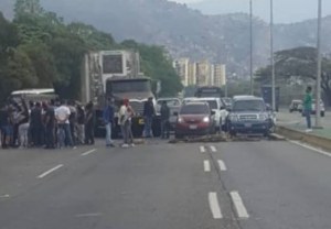 Trancan la autopista Valle-Coche por no vender gasolina a civiles #9Abr (Foto)
