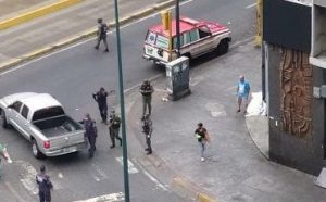 Hombre falleció en extrañas circunstancias en la avenida Fuerzas Armadas (VIDEO)