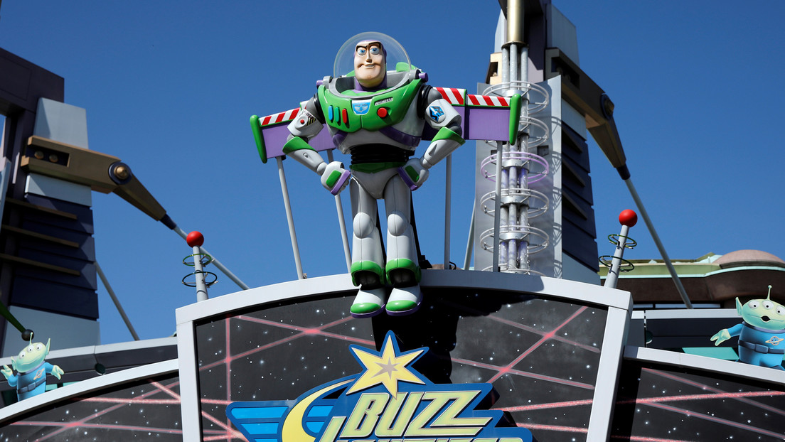 ¡Al infinito y más allá! Usó el casco de Buzz Lightyear para ir a la tienda en cuarentena (VIDEO)