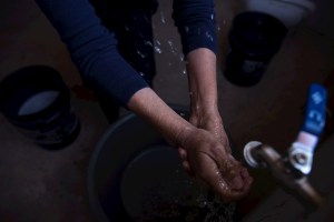 Lavarse las manos para prevenir el coronavirus es un lujo en Latinoamérica