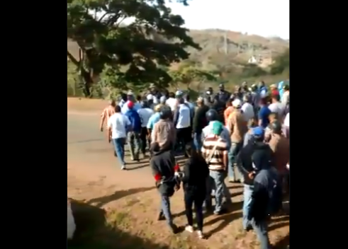 Sin miedo: Habitantes de Churuguara se enfrentaron a GNB y estos dispersaron con gases lacrimógenos (VIDEO)