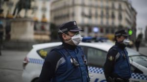 En España, detienen a una mujer por esconder droga en su mascara