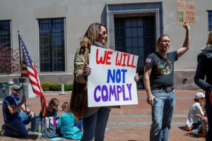 Líder de protesta en contra del cierre por coronavirus da posititvo en Carolina del Norte