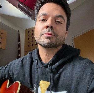 ¿De verdad? El “trajesote” que usó Luis Fonsi para ir a recoger el correo 